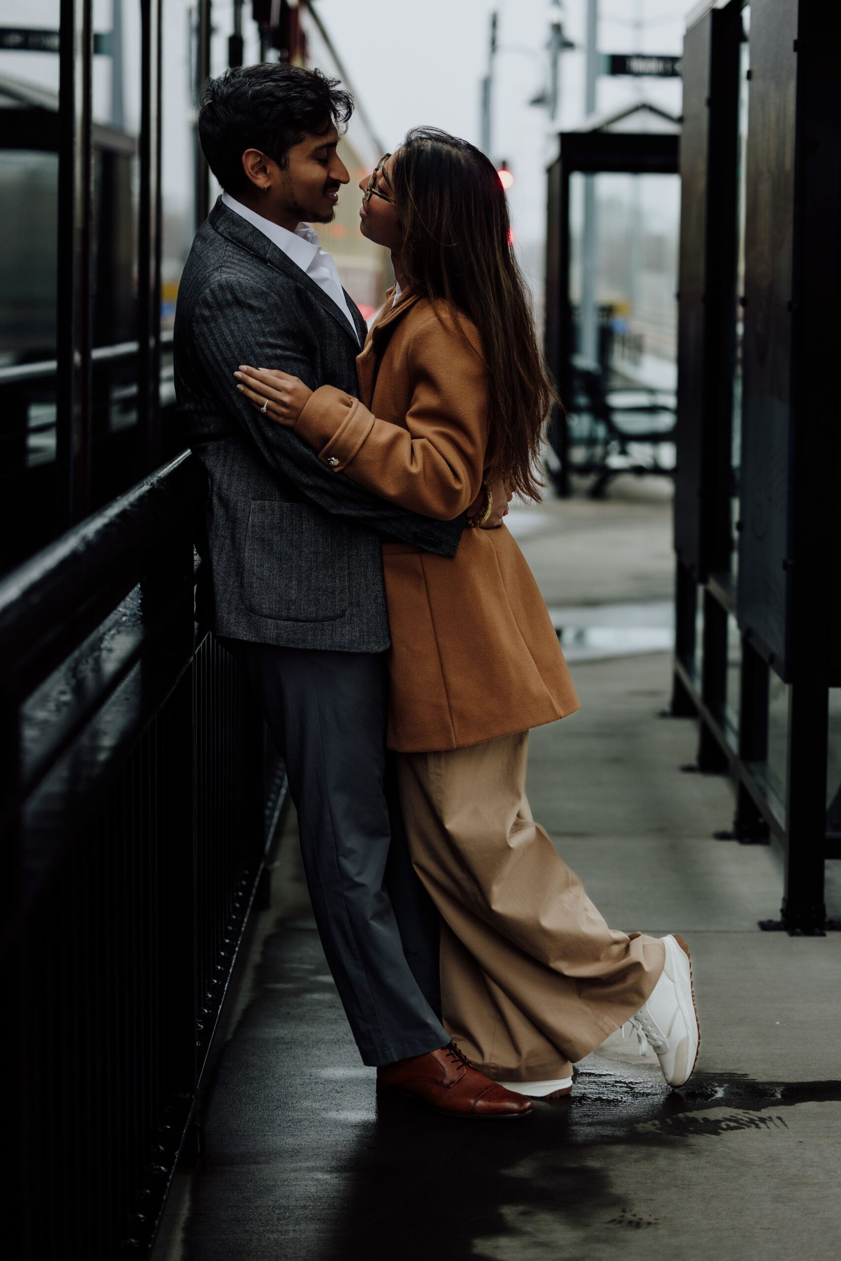 couples engagement session - train station - romantic picture - autumn engagement session